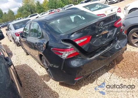 2018 Toyota Camry L/Le/Xle/Se/Xse z USA, uszkodzony, nr VIN 4T1B11HK8JU039992